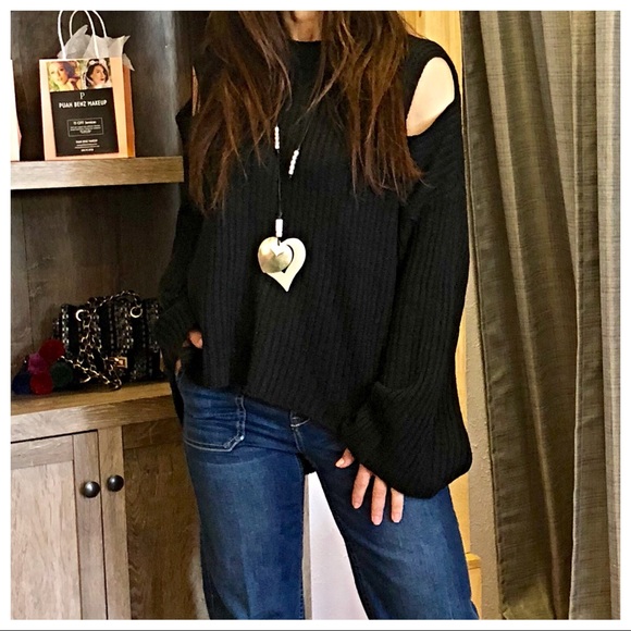 ✨LAST ONE✨PARIS✨Bell sleeves cold shoulder sweater - Picture 8 of 8